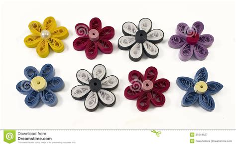 Ogni pianta è diversa e richiede un trattamento differente per farla. Fiori Quilling