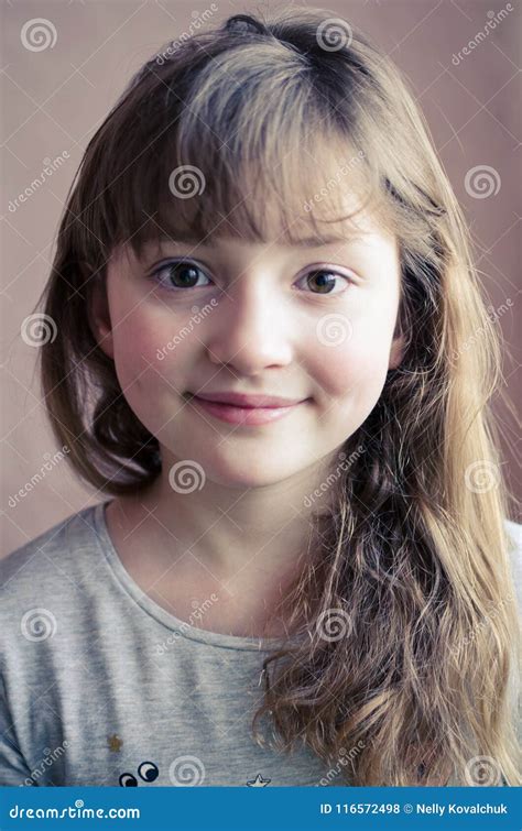Portrait De Sourire Mignon De Petite Fille Photo Stock Image Du