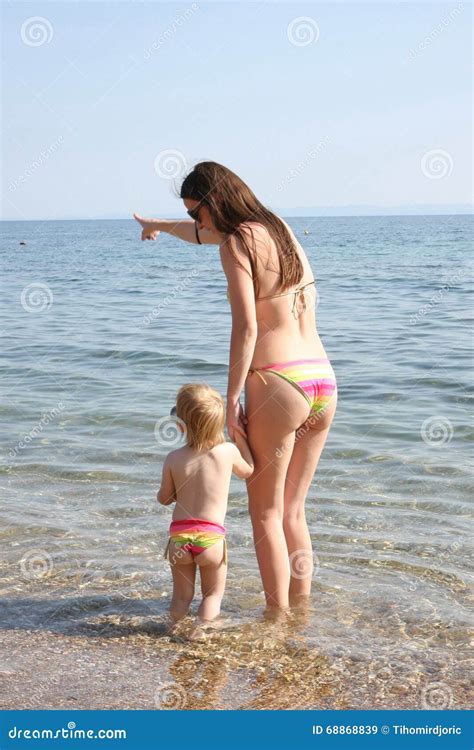 Mutter Und Tochter In Den Gleichen Bikinis Stockbild Bild Von Bikini