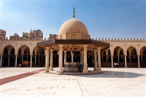 جامع عمرو بن العاص في القاهرة سائح