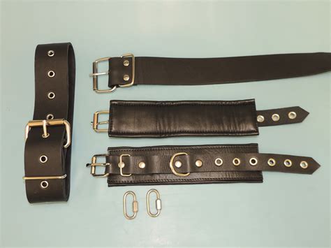 padded leather wrist to thigh restraint set sinners uk