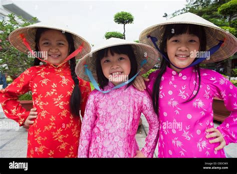 vietnam,-ho-chi-minh-ville,-les-filles-habillés-en-costume