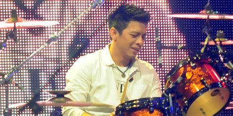 Ariel tatum tampil bak princess disney. Foto Rela Nggak Kalau Ariel Alih Profesi Jadi Drummer ...