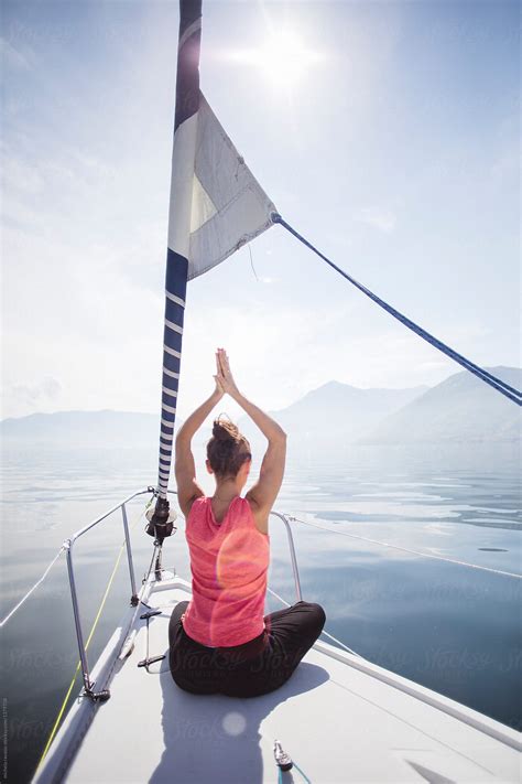 «Woman Doing Yoga On A Sailing Boat, Back View» del colaborador de