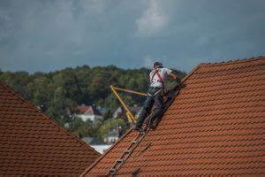 Das hängt natürlich von vielen verschiedenen faktoren ab für die erneuerung ihres daches müssen sie mit bis zu 170 eur pro qm rechnen. Was kostet: Dach neu decken? - Preise und Fakten