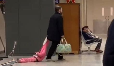 Padre Arrastra A Su Hija En Aeropuerto De Estados Unidos Video