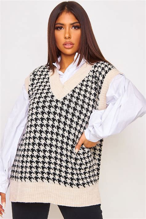 Prix régulier €56,95 prix réduit €36,95 pull en tricot ballon à col perkins. Pull beige sans manches motif pied de poule - Brentiny Paris