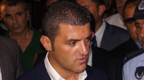 Emir sarıgül kimdir galatasaray yönetim kurulu üyesi emir sarıgül, eski ali sami yen stadı ' nın yanındaki arazide yapımı süren dev plazayı 150 milyon dolara satabileceklerini söyledi. Emir Sarıgül istifa etti | Al Jazeera Turk - Ortadoğu ...