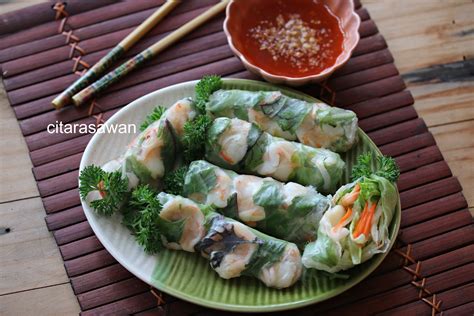 I remember watching an episode of chopped in which the contestant soaked the rice paper in water until it looked like a soaked napkin, and then he tried to roll it up with some ingredients. Vietnamese Spring Rolls/ Popia Vietnam ~ Resepi Terbaik