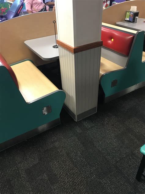 This Booth Design At Chuck E Cheeses Mildlyinteresting