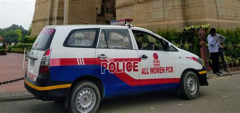 Delhipolicecarallwomenpcrvehicleatindiagate Igc