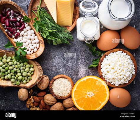 Conjunto de alimentos ricos en calcio Fotografía de stock Alamy
