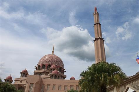 Tf value mart 26 km. Masjid Putra Jaya - Kuala Lumpur | Masjid, Taj mahal ...