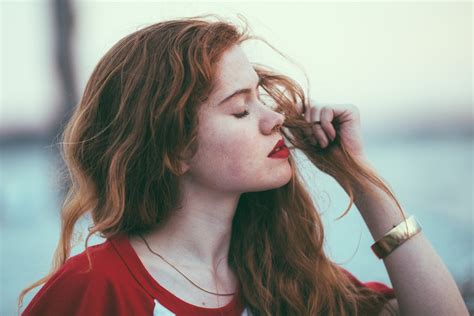 無料画像 人 女の子 女性 ヘア ポートレート モデル 赤 色 レディ 表情 髪型 スマイル 口 面 鼻 楽しい 眼鏡 頭 歌う 肌 美しさ 器官