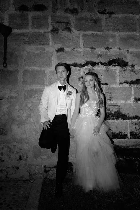 Tudo Sobre O Casamento De Joey King E Steven Piet Em Maiorca Na Espanha Noiva Vogue