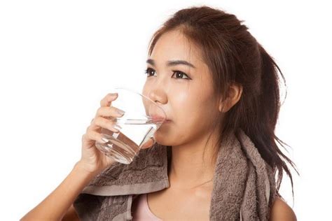 Mitos dan Fakta Terkait Manfaat Minum Air Hangat - Alodokter