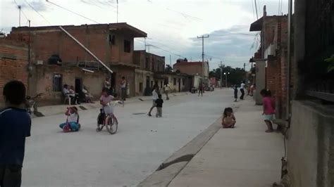 Observa con atención el video y contesta las preguntas. el arenal. . . niños jugando en la calle nueva - YouTube