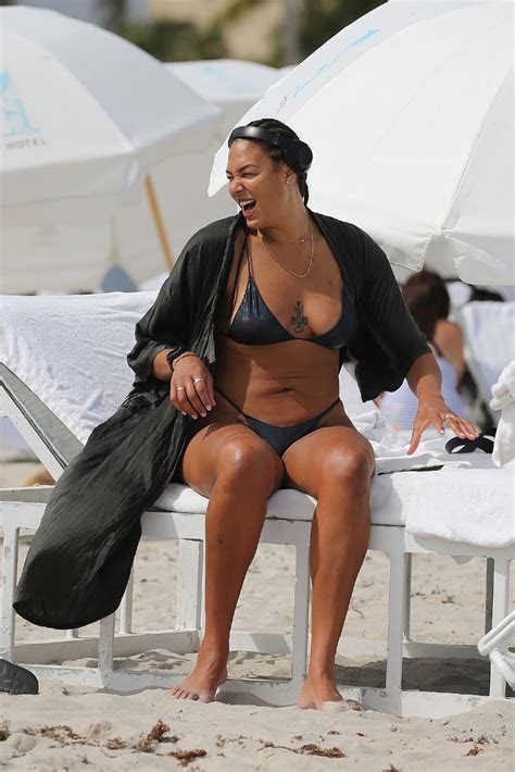 Liz Cambage Shows Off Body In A Tiny Black Bikini On The Beach In