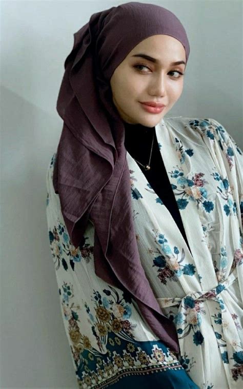 Hijab Girl Panosundaki Pin