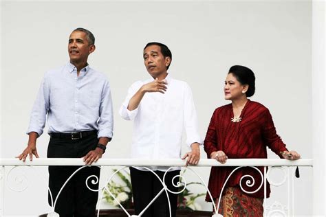 Former President Obama Continues To Have The Best Vacation Ever As He Tours The Indonesian Palace