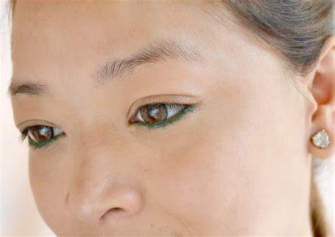 ↓ open for all the deets! How to Apply Eyeliner to the Waterline: 7 Steps