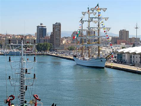 Die größte stadt sardiniens (italien). Ankommen im Hafen von Cagliari (Sardinien) / Arrivando al ...