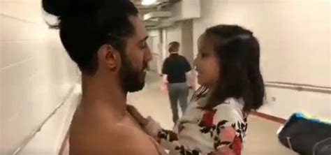 mustafa ali amène sa fille en backstages catch newz