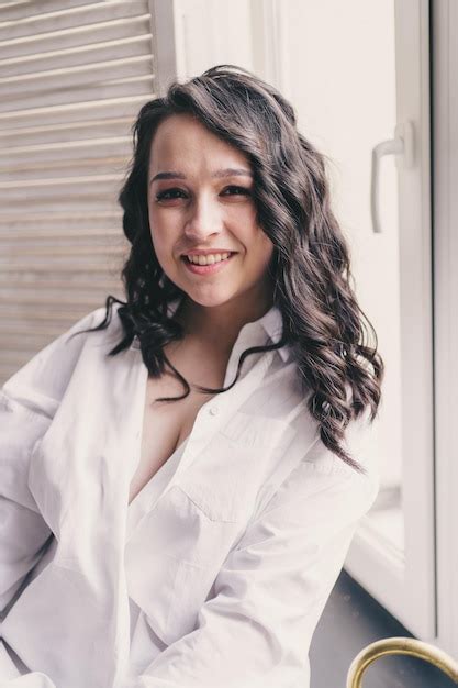 Retrato De Uma Linda Garota Sorridente Com Longos Cabelos Escuros Em Uma Camisa Branca Spa E