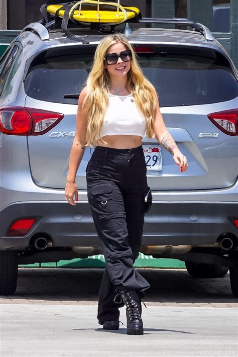 Avril Lavigne Paparazzi Hard Nipples Outdoors Shots