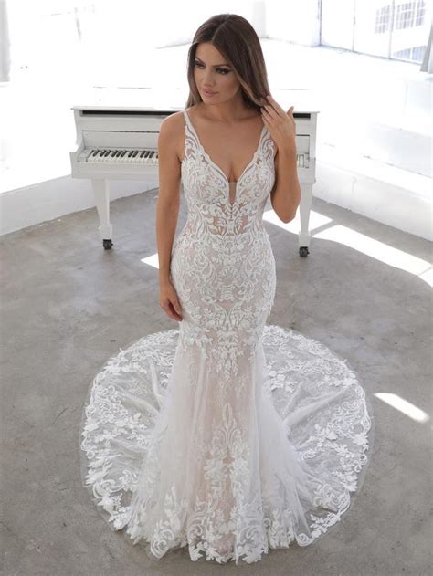 Leriany rodriguez hat diesen pin entdeckt. Rückenfreies Fit-and-Flare-Brautkleid in Blush von Blue by ...