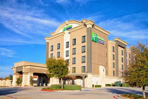 Breakfast and wifi are free, and this hotel also features a bar. Holiday Inn Express