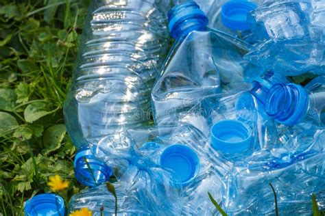 Bottiglie E Tappi Di Bottiglia Di Plastica Su Erba In Parco Sporcizia