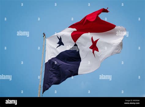 Bandera De Panamá La Bandera Nacional De Panamá Aislado Sobre Cielo