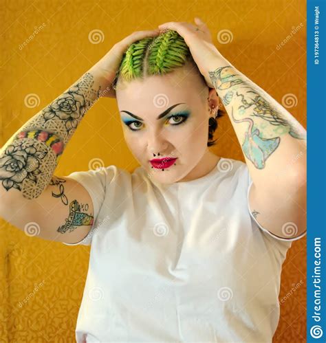 Fille Punk Avec L Attitude Cheveux Verts Tatouages Perforations Du Visage Image Stock Image