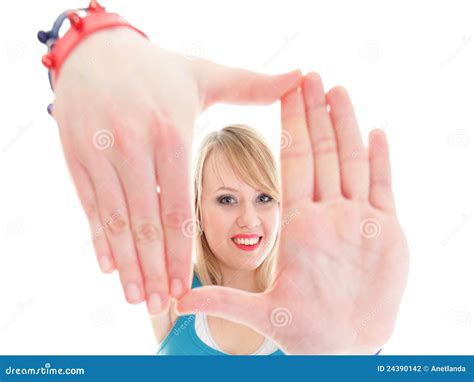 Femme Encadrant Son Visage Avec Ses Mains D Isolement Photo Stock Image Du Verticale Personne