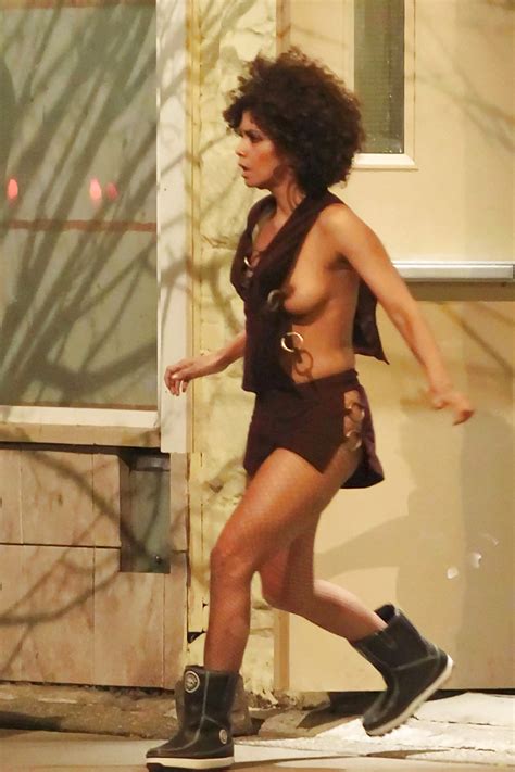 Halle Berry Seins Nus Tournage Dune Scène Pour Un Film Photos Porno Photos Xxx Images Sexe