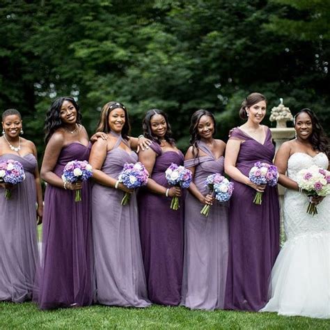 Image via hana floral design. Alternating light and dark shades of purple...um yes ...
