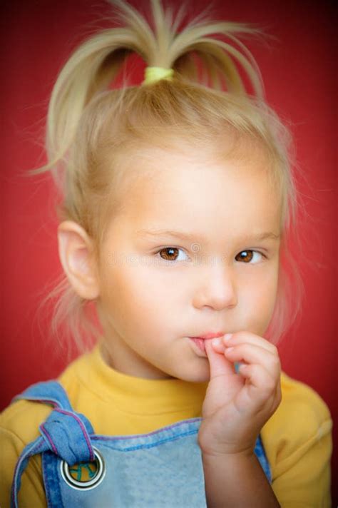 Mała Dziewczynka Z Palcem Na Usta Obraz Stock Obraz Złożonej Z Lifestyles Usta 42437625
