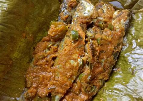 Kemudian tambahkan cabai rawit, daun salam serta serai sambil diaduk kembali hingga tercampur rata. Bumbu Pepes Ikan Kembung / Resep Pepes Ikan Kembung Dan ...