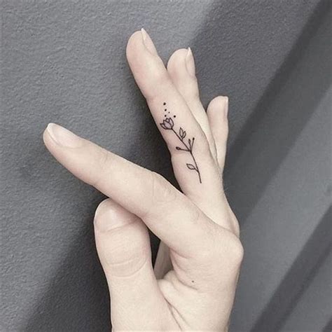 26 Elegant Finger Tattoo Ideas For Females In 2023