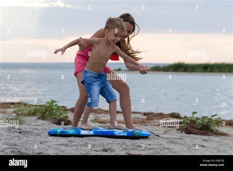 Hermana Adolescente Ense Ando A Su Hermanito C Mo Navegar Fotograf A De Stock Alamy