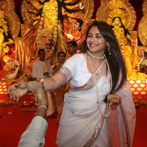 When Rani Mukherji Made A Stunning Appearance In Traditional Saree To Seek Durga Maas Blessings