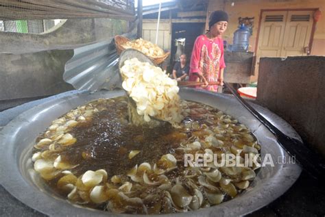 Wisata Kuliner Produsen Kripik Sanjai Di Bukittingi Republika Online