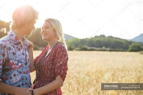 Romantisches junges Paar Händchen haltend im Weizenfeld Mallorca
