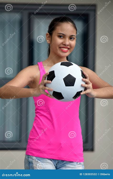 Bola Diversa De Smiling With Soccer Del Atleta De Sexo Femenino Foto De Archivo Imagen De