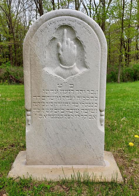 Hebrew on a gravestone - Ligonier, Indiana : r/CemeteryPorn