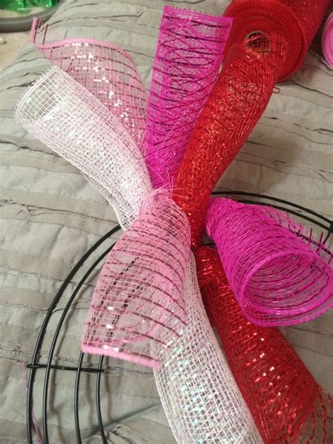 Step By Step Instructions To Make A Curly Deco Mesh Wreath Red White And Pink Works For