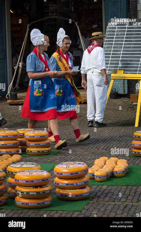 frauen in traditioneller tracht und clogs auf dem käsemarkt edam niederlande stockfotografie