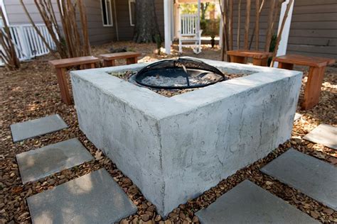 Clean and uncluttered, the sleek design of this fire pit gives it an incredibly contemporary feel. Square cinder block fire pit | Cinder block fire pit, Fire ...