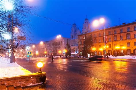 Winter Minsk Weißrussland Snowy Nachtstadtbild In Der Weihnachtszeit